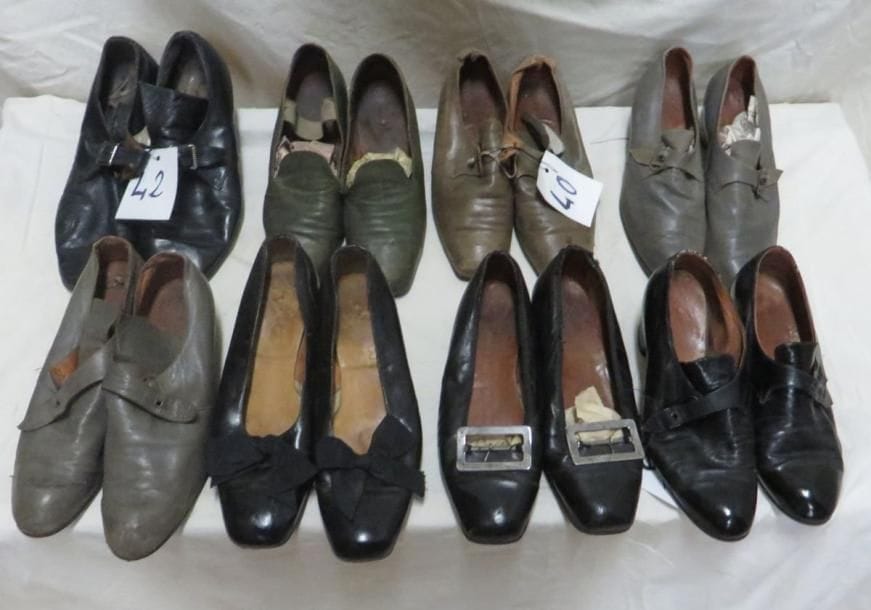 Huit paires de souliers en cuir pour homme, style XVIIIe.