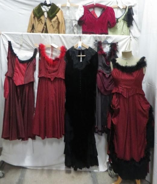 Neuf robes ou ensembles pour femme, style fin XIXe - début XXe. Matières: reps, satin, soie, synthétique et velours.