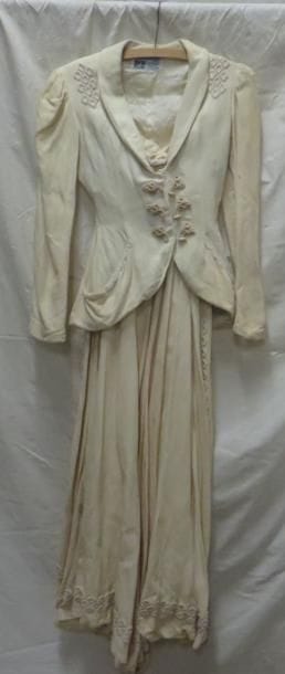 Un ensemble pour femme en soie, style années 1890 par  Le Mazarin.
