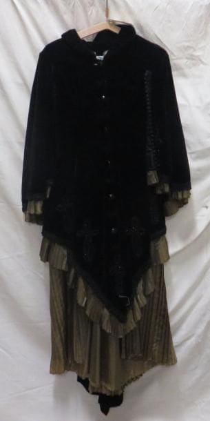 Un manteau pour femme, style 1900. Matières: soie et velours.