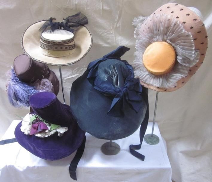 Cinq chapeaux pour femme, style XIXe - Merveilleuse. Matières: feutre, paille, reps et satin.