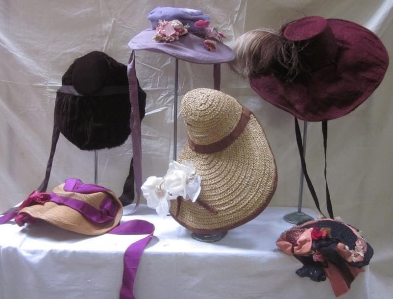 Six chapeaux pour femme, style XIXe. Matières: dentelle, paille, satin, soie, synthétique et velours.