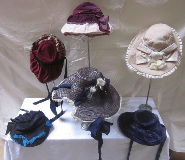 Six chapeaux pour femme, style XIXe. Matières: dentelle, paille, satin, soie, synthétique et velours.