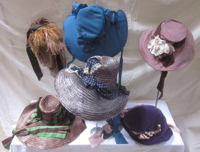 Six chapeaux pour femme, style XIXe. Matières: dentelle, paille, satin, soie, synthétique et velours.