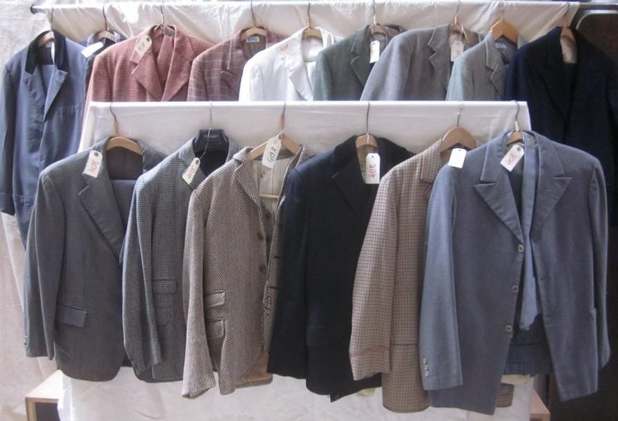 Une quinzaine de vestes ou costumes pour homme, style début XXe. Matière: lainage.