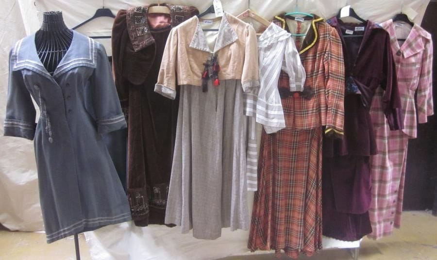 Sept robes ou ensembles pour femme, style début XXe. Matières: dentelle, lainage et soie.