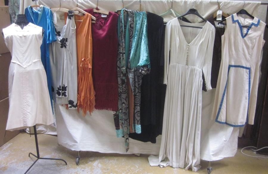 Une quinzaine de robes ou ensembles pour femme, style XXe - Années 20-30. Matières: coton, satin et soie.