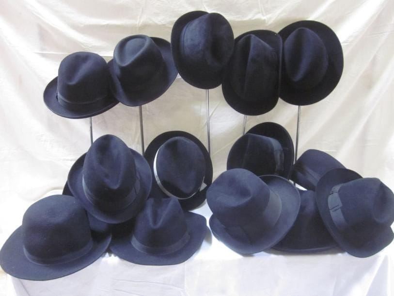 Une quinzaine de feutres noirs pour homme, style XXe - Années 1920-1940. Marque: Willoughby, Gelot.
