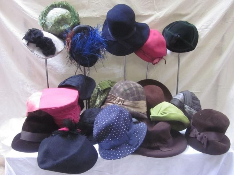 Environ vingt-trois chapeaux pour femme, style début XXe. Matières: feutre, paille, satin, synthétique, et velours.