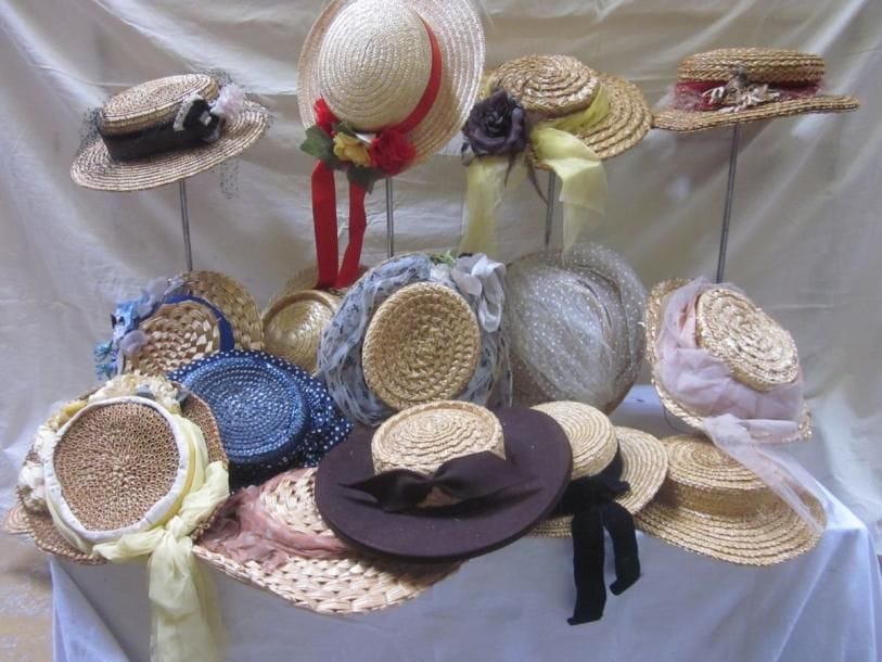 Seize canotiers en paille pour femme, style début XXe - jusqu'à 1925.