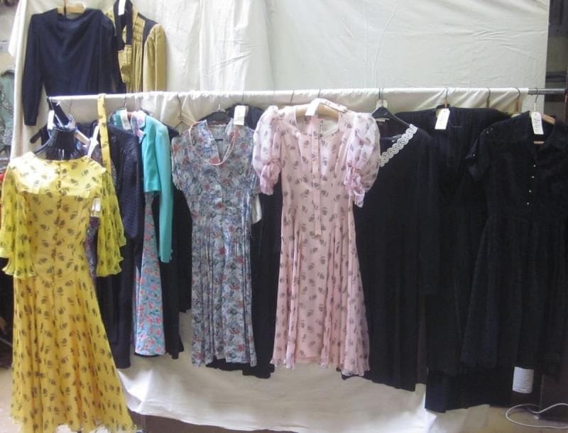 Une vingtaine de robes pour femme, style XXe - Années 1930-1940. Matières: satin, soie, et synthétique?