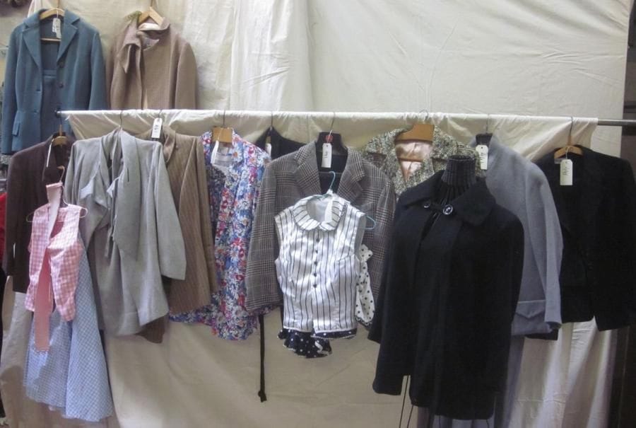 Une quinzaine d'ensembles, tailleurs ou vestes pour femme, style XXe - Années 1940-1950. Matières: coton, lainage et soie?