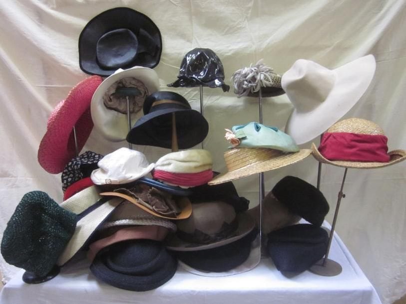 Une trentaine de chapeaux pour femme, style XXe - Années 1940-1950. Matières: feutre, paille et synthétique?