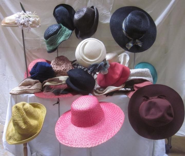 Environ vingt-huit chapeaux pour femme, style XXe - Années 1940-1950. Matières: feutre, paille et synthétique?