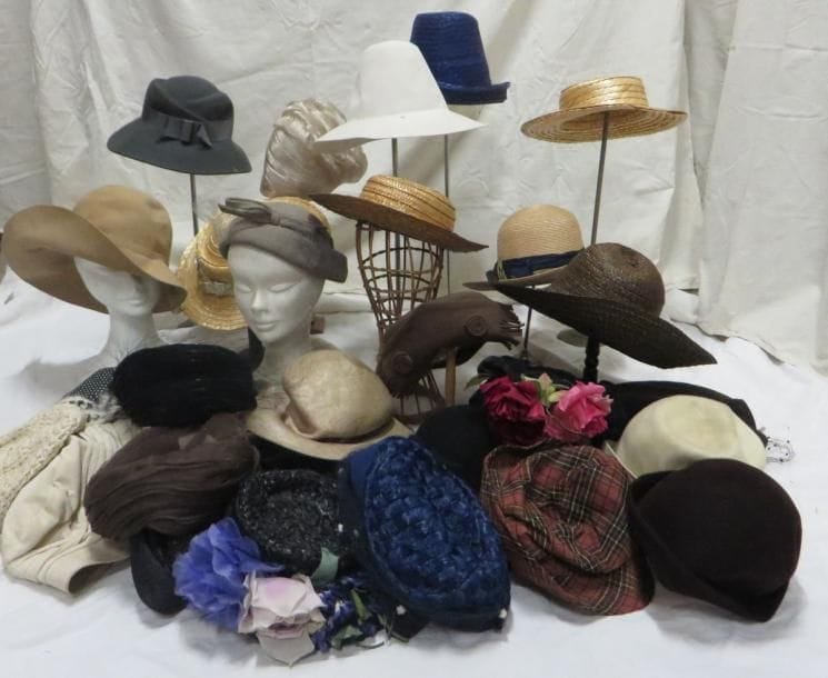 Environ trente-six chapeaux pour femme, style XXe - Années 1940-1950. Matières: feutre, paille et synthétique.