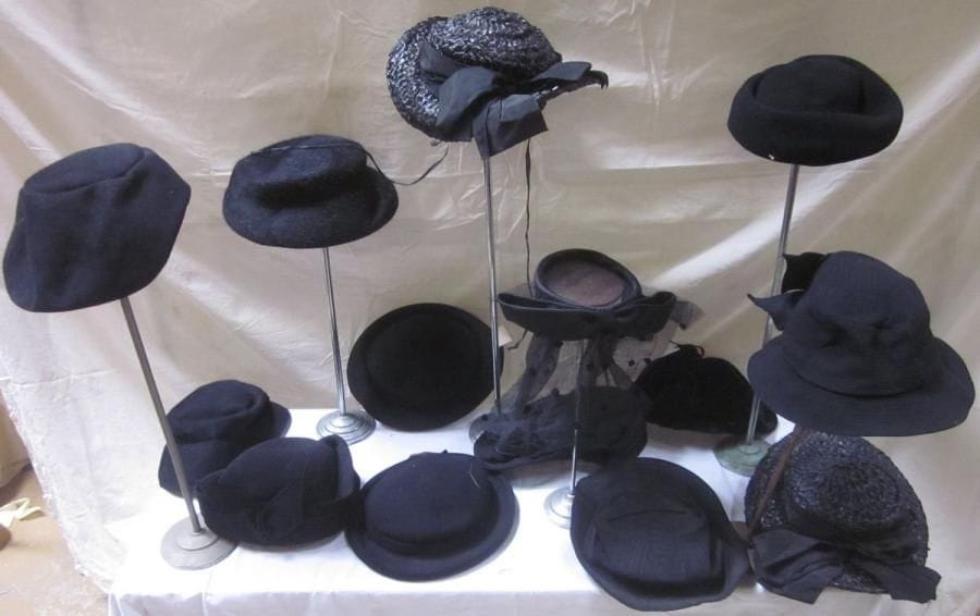 Quatorze chapeaux pour femme, style XXe - Années 1940-1950. Matières: feutre, poils, soie et synthétique.