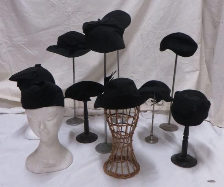 Une dizaine de chapeaux pour femme, style XXe - Années 1940-1950. Matières: feutre et synthétique.