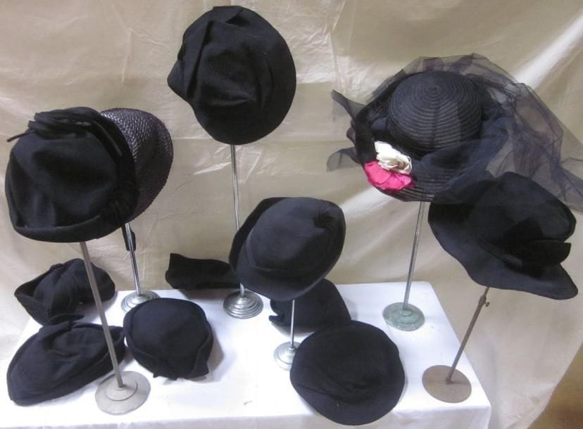 Treize chapeaux pour femme, style XXe - Années 1940-1950. Matières: feutre, poils, soie et synthétique?