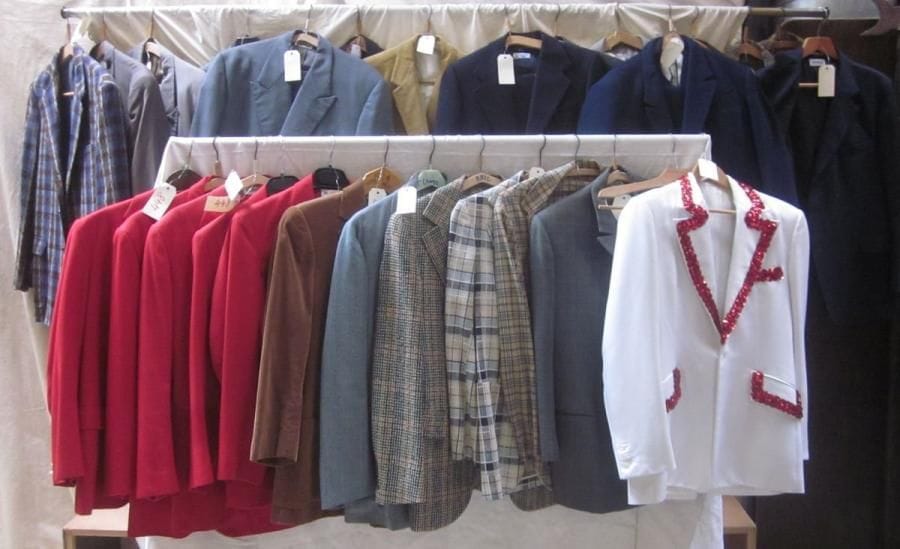 Environ vingt-huit vestes ou costumes en lainage pour homme, style XXe - Années 1970-1980.