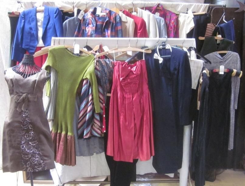 Une soixantaine de pièces dont robes, vestes, jupes, pantalons, chemisiers pour femme de style XXe - Années 70-80. Matières: coton et synthétique.