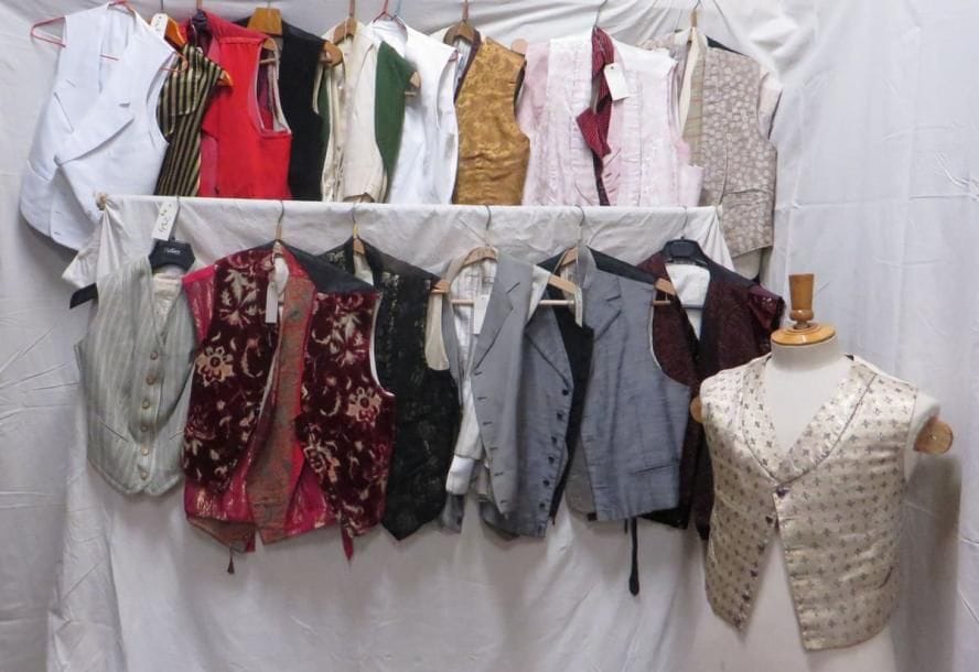 Une quarantaine de gilets pour homme, style XIXe-XXe. Matières: coton, damas et lainage.