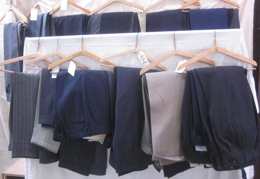 Une soixantaine de pantalons pour homme, style XXe. Matières diverses.