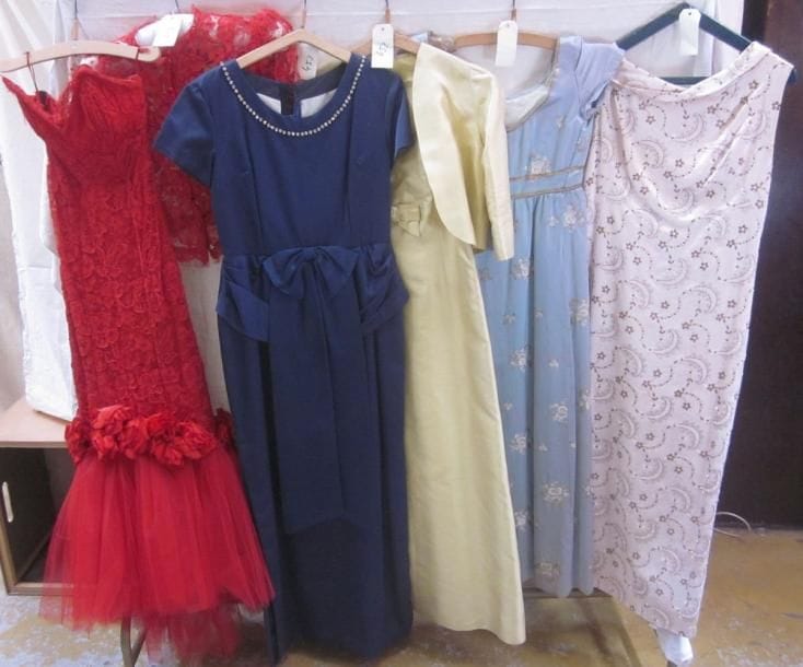 Cinq robes de soirée pour femme, style XXe - Années 50-60. Matières: dentelle, satin, soie et soie sauvage.