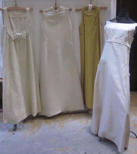 Quatre robes de soirée pour femme de style XXe - Années 60-70. Matières: satin et satin.