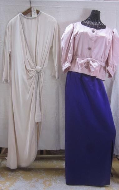 Deux robes de soirée pour femme, style XXe - Année 70. Matières: crêpe et satin.
