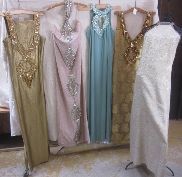 Cinq robes de soirée pour femme, style XXe - Années 70. Matières: lamé or ou argent.