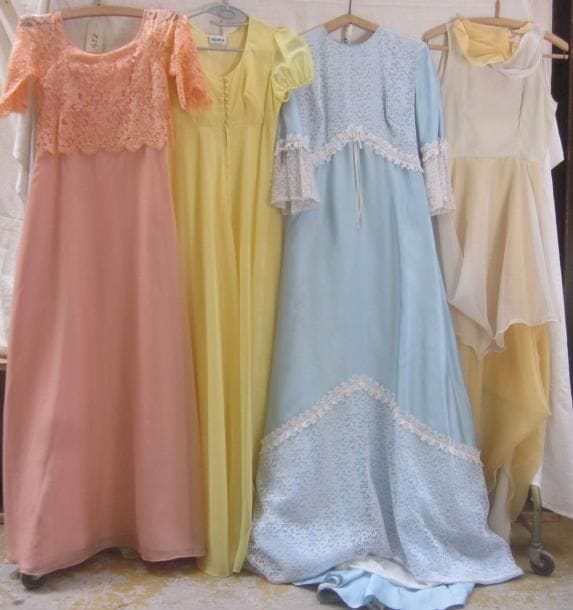 Quatre robes de soirée pour femme, style XXe - Années 70. Matière: dentelle et voile.