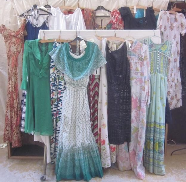 Quatre robes de soirée pour femme, style XXe - Années 70. Matière: dentelle et voile.