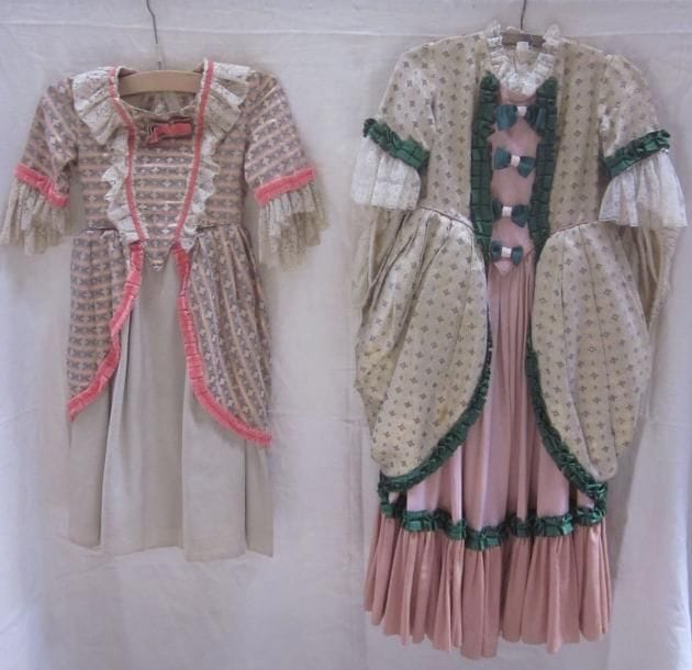 Deux robes pour enfant, style XVIIIe. Matières: dentelle et synthétique. On joint un panier en coton.