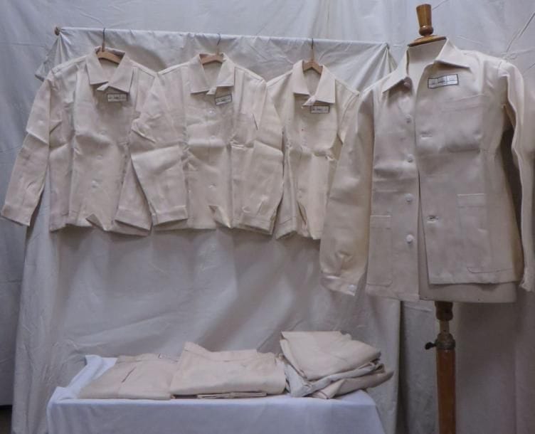 Lot comprenant quatre vestes et six pantalons pour homme "ouvrier - paysan", style XXe. Matière: coton.