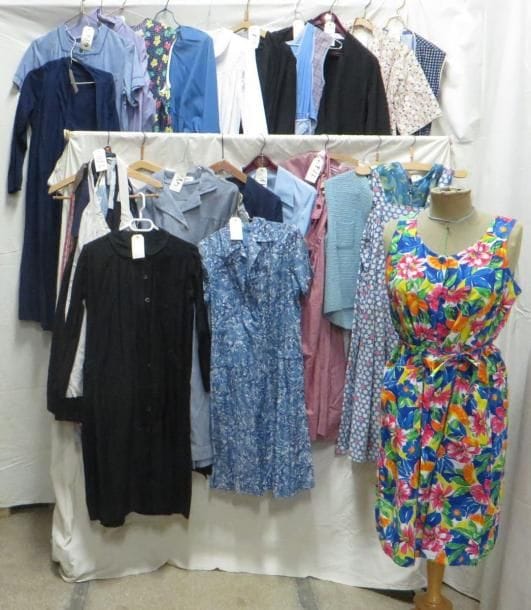 Une trentaine de pièces dont tabliers, chemisiers, jupes et blouses pour femme "ouvrière - paysanne", style XXe. Matières: coton et synthétique.