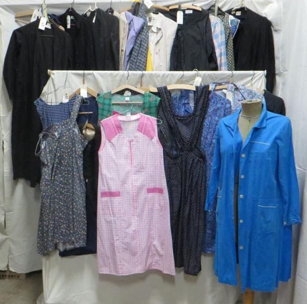 Une trentaine de pièces dont tabliers, chemisiers, jupes ou blouses pour femme "ouvrière - paysanne", style XXe. Matières: coton et synthétique.