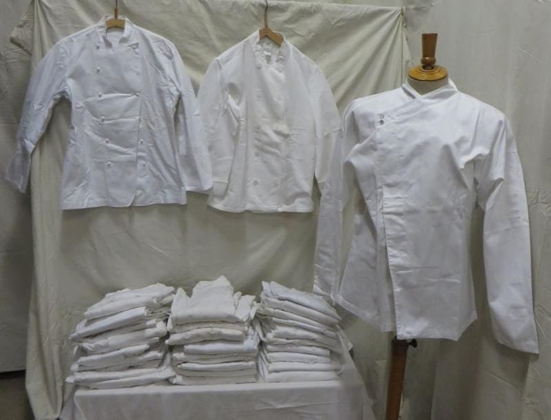 Une trentaine de vestes de cuisinier en coton pour homme.