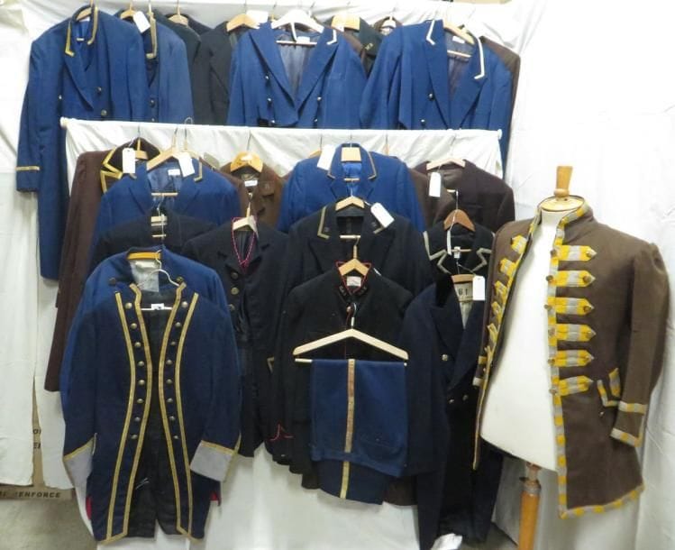 Une trentaine de vestes d'hôtellerie pour homme, style fin XIXe-début XXe. Matières: lainage et synthétique.