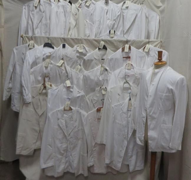 Une trentaine de vestes de garçon de café, style XXe. Matières: coton et synthétique.