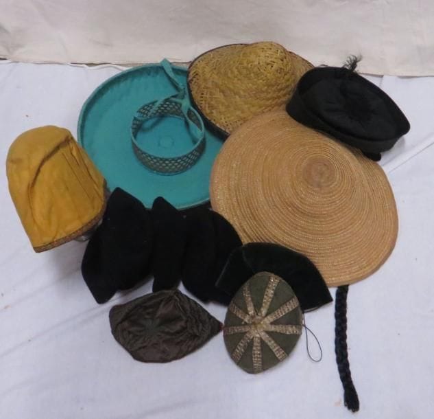 Une quinzaine de chapeaux, style Asiatique. Matières: feutre, paille et synthétique.