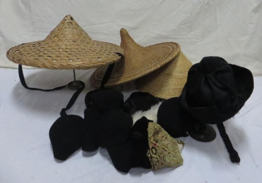 Une quinzaine de chapeaux, style Asiatique. Matières: feutre, paille et synthétique.