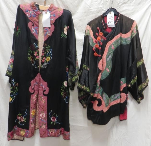 Deux vestes pour homme, style Asiatique. Matières: matelassé et soie brodée.