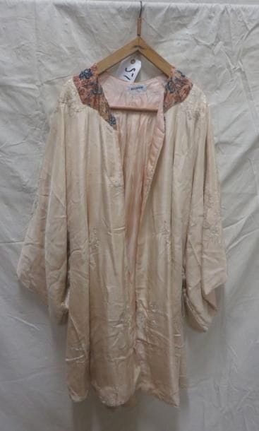 Une veste de kimono en soie pour homme, style Asiatique.