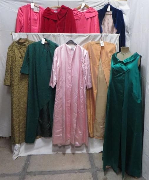 Neuf manteaux de soirée pour femme, style XXe. Matières: satin, soie, et velours?