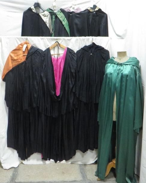 Huit capes pour femme, style XVIIe-XVIIIe. Matières: coton et soie.