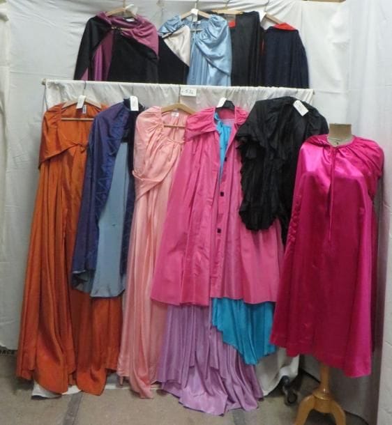 Seize capes pour femme, style XVIIIe-XIXe. Matières: satin et soie.
