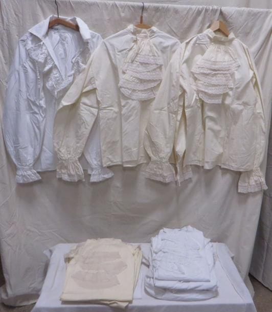 Treize chemises à jabot pour homme, style XVIIIe. Matières: coton et dentelle.