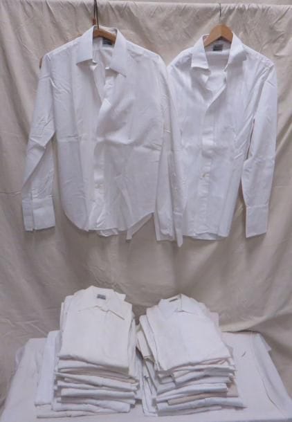 Une trentaine de chemises à col tenant pour homme, style XXe. Matières: coton et synthétique. Taille: 39-40
