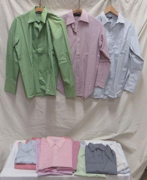 Une quinzaine de chemises à col tenant pour homme, style XXe. Matières: coton et synthétique.