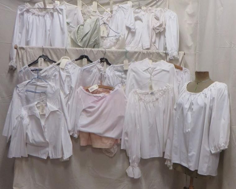Environ vingt-quatre chemises pour femme, style divers. Matières: coton, dentelle et soie.